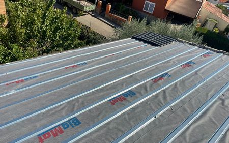 ponerondulinebajotejaenlacubiertadeunchaletenTarrassa 455w